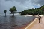 Caminhando na praia fluvial de Canaima, no sul da Venezuela